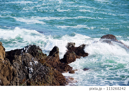 岩場に打ち付ける波 北海道 岩場に打ち付ける波 北海道 113268242