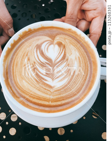 ネイルボトルを持つ女性の手 113268381