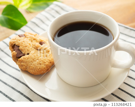 白いカップに入ったホットコーヒーとチョコクッキー 白いカップに入ったホットコーヒーとチョコクッキー 113268421