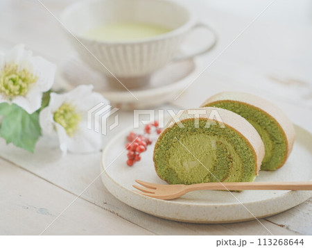 和菓子 抹茶ロールケーキでティータイム 113268644