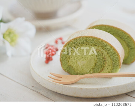 和菓子 抹茶ロールケーキでティータイム 和菓子 抹茶ロールケーキでティータイム 113268673