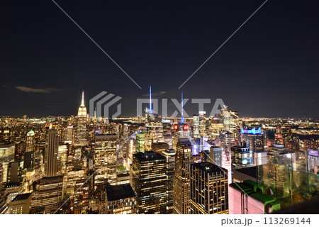 ニューヨークの高層ビル群の夜景 マンハッタン ニューヨークの高層ビル群の夜景 マンハッタン 113269144