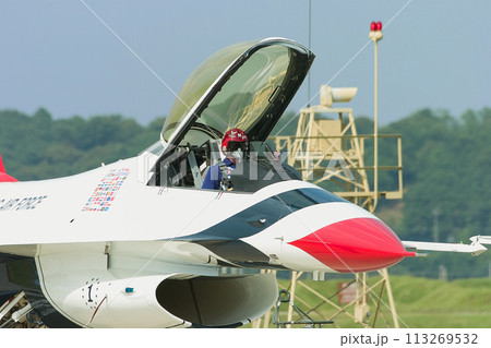 アメリカ空軍アクロバットチーム「サンダーバーズ」リーダー アメリカ空軍アクロバットチーム「サンダーバーズ」リーダー 113269532