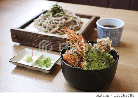 薬味を添えたせいろそばと海老天丼のセット 113269599
