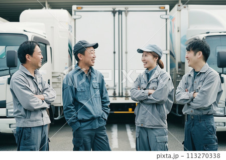 トラックの前で笑顔で談笑する若い作業員4人のポートレート 113270338
