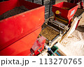 播種機ですじまき作業をする 113270765
