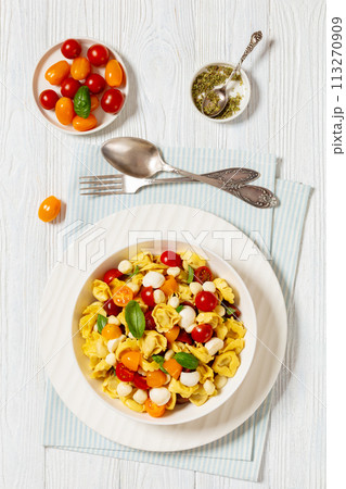 tortellini salad with tomatoes, mozzarella in bowl 113270909