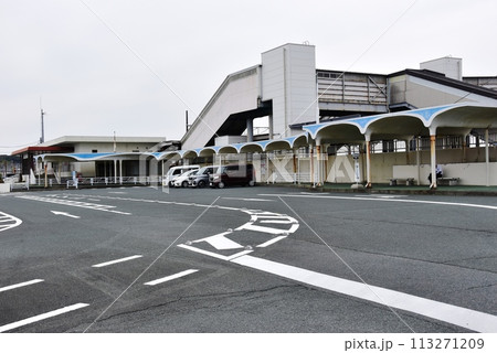 湖西市 東海道本線の新居町駅南口と駅前ロータリー 湖西市 東海道本線の新居町駅南口と駅前ロータリー 113271209