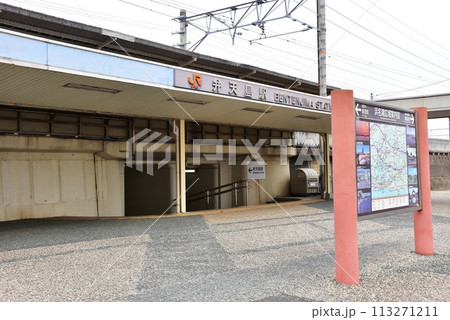 浜松市　東海道本線の弁天島駅と観光案内板 113271211