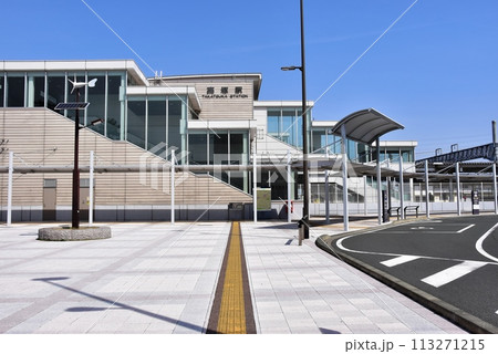 浜松市　東海道本線の高塚駅南口と青空 113271215