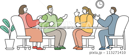 オフィスで机を囲んで会話する人々のイラスト 113271410