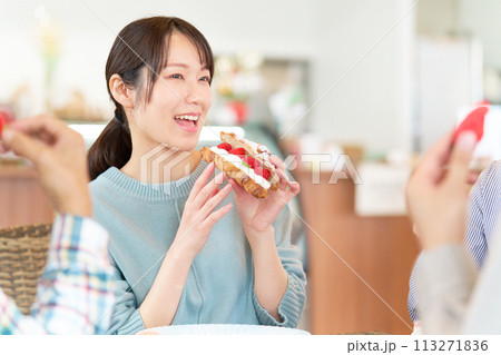 カフェにて苺のスイーツを食べる若い女性 カフェにて苺のスイーツを食べる若い女性 113271836