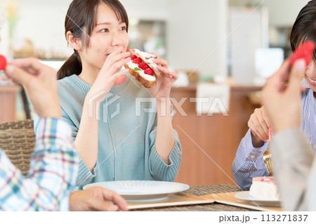 カフェにてスイーツを食べながらおしゃべりを楽しむ若い女性 カフェにてスイーツを食べながらおしゃべりを楽しむ若い女性 113271837