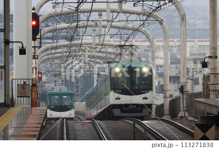 京阪本線　寝屋川市駅付近を走る7200系電車 113271838