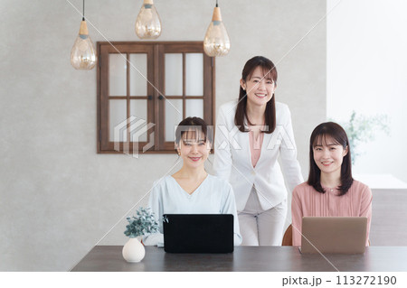 オフィスで働くビジネスウーマンたち 113272190