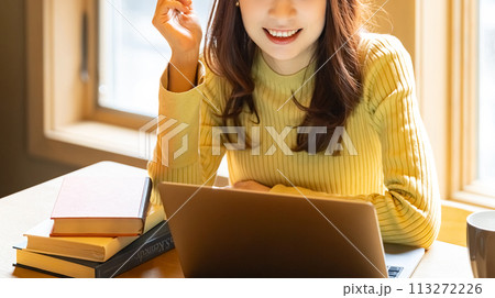 ノートパソコンを使う笑顔の女性 113272226