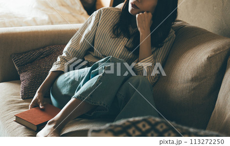 ソファで考えごとをする女性 113272250