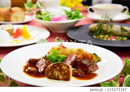 フレンチ料理　フォアグラステーキのフルコース 113273187