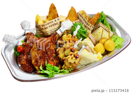 【白背景】パーティー料理 ローストチキンとポテト、サンドウィッチ 【白背景】パーティー料理 ローストチキンとポテト、サンドウィッチ 113273418