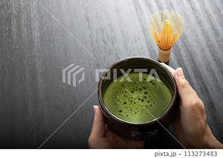 抹茶を持つ手 113273483