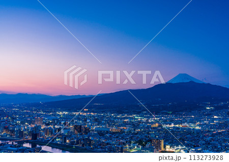 （静岡県）沼津の街並みと富士山　夕景 113273928