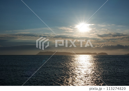 夕空と夕陽が反射する海・初夏・望遠・230723pm 113274820