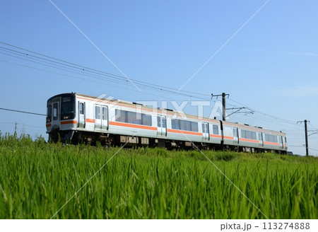 田園地帯を走るキハ75形気動車 113274888