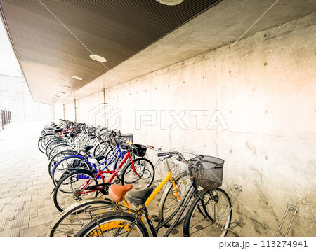駐輪場の自転車の列 113274941