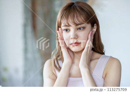 ビューティーイメージ　若い女性 113275709