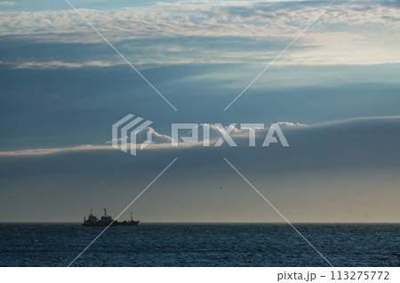 幻想的な夕方の空と海・初夏・望遠・空主体・230723pm 113275772