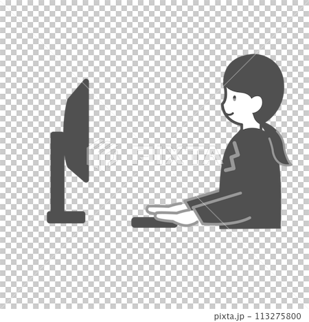 在電腦上工作的微笑的女性辦公室職員 113275800