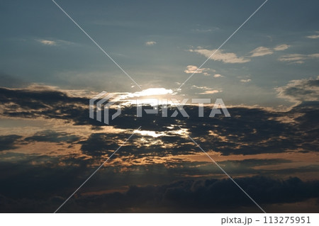 夕方の空と雲のシルエット・初夏・望遠・空限定・230723pm 113275951