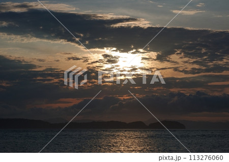 夕空と夕陽が反射する海・初夏・望遠・230723pm 夕空と夕陽が反射する海・初夏・望遠・230723pm 113276060
