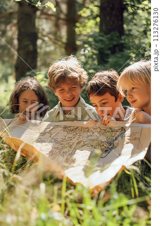 A group of kids on a treasure hunt in a park,...のイラスト素材 [113276130] - PIXTA