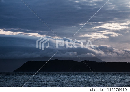 幻想的な夕空と海・初夏・望遠・230723pm 113276410