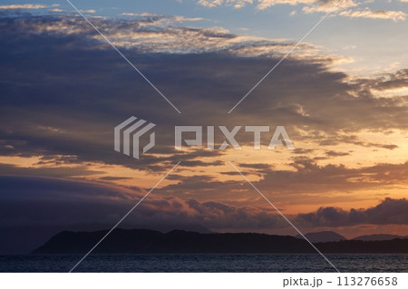 多様な雲が広がった夕空と海・初夏・230723pm 多様な雲が広がった夕空と海・初夏・230723pm 113276658