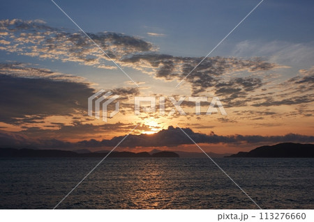 多様な雲が広がった夕空と海・初夏・230723pm 多様な雲が広がった夕空と海・初夏・230723pm 113276660