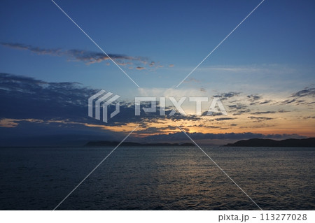 多様な雲が広がった夕空と海・初夏・広角・空主体・230723pm 多様な雲が広がった夕空と海・初夏・広角・空主体・230723pm 113277028