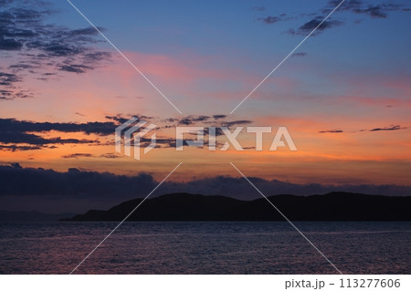 多様な雲が広がった夕焼け空と海・初夏・230723pm 多様な雲が広がった夕焼け空と海・初夏・230723pm 113277606