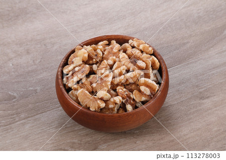 皿に盛られたクルミ 皿に盛られたクルミ 113278003