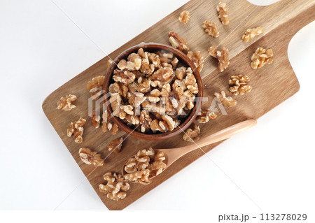 皿に盛られたクルミ 皿に盛られたクルミ 113278029