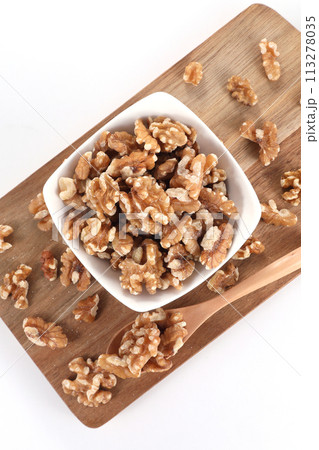 皿に盛られたクルミ 113278035