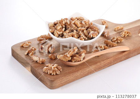 皿に盛られたクルミ 皿に盛られたクルミ 113278037