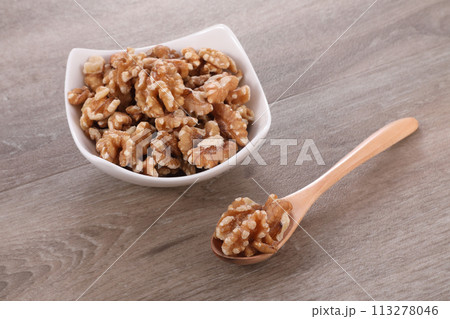 皿に盛られたクルミ 皿に盛られたクルミ 113278046