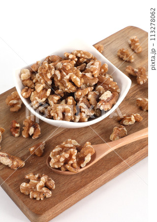 皿に盛られたクルミ 皿に盛られたクルミ 113278062