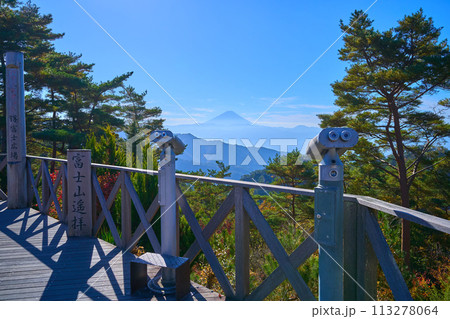 秋の山梨県甲府市昇仙峡のロープウェイ山頂駅にある浮富士広場から南側の眺望 113278064