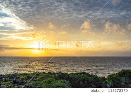 【沖縄県】夕暮れの沖縄の海 【沖縄県】夕暮れの沖縄の海 113278579