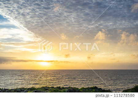 【沖縄県】夕暮れの沖縄の海 113278580