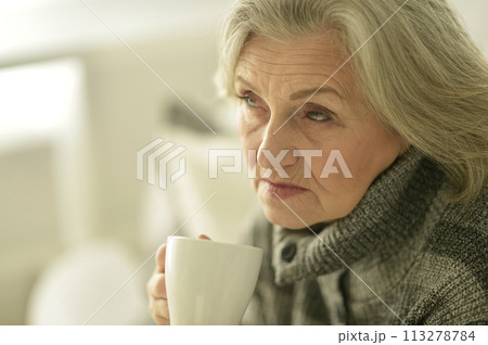 Senior elderly sick woman drinking tea at home 113278784
