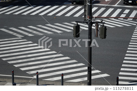 横断歩道のあるスクランブル交差点 113278811